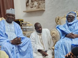 VISITE CHEZ LE KHALIFE DES MOURIDES CONDUISANT UNE DELEGATION AU NOM DU KHALIFE DE MEDINA BAYE CHEIKH MAHI IBRAHIMA NIASS